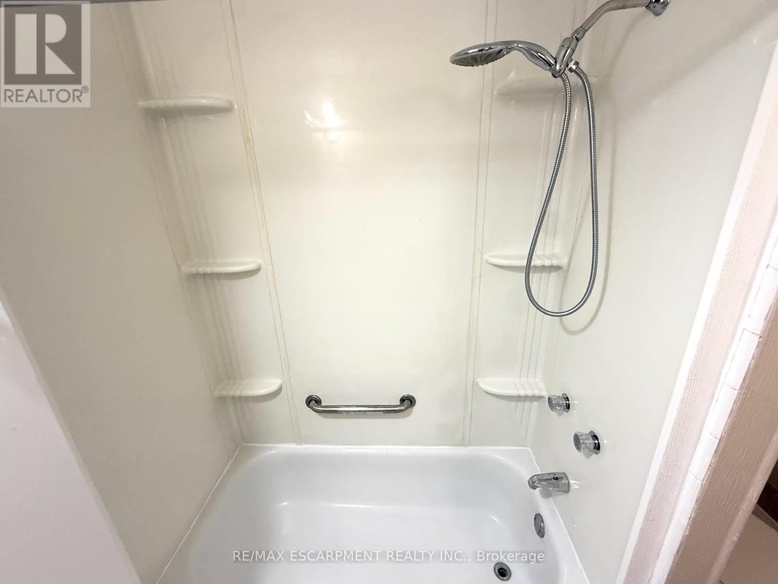 17 LYONS AVENUE Image 13