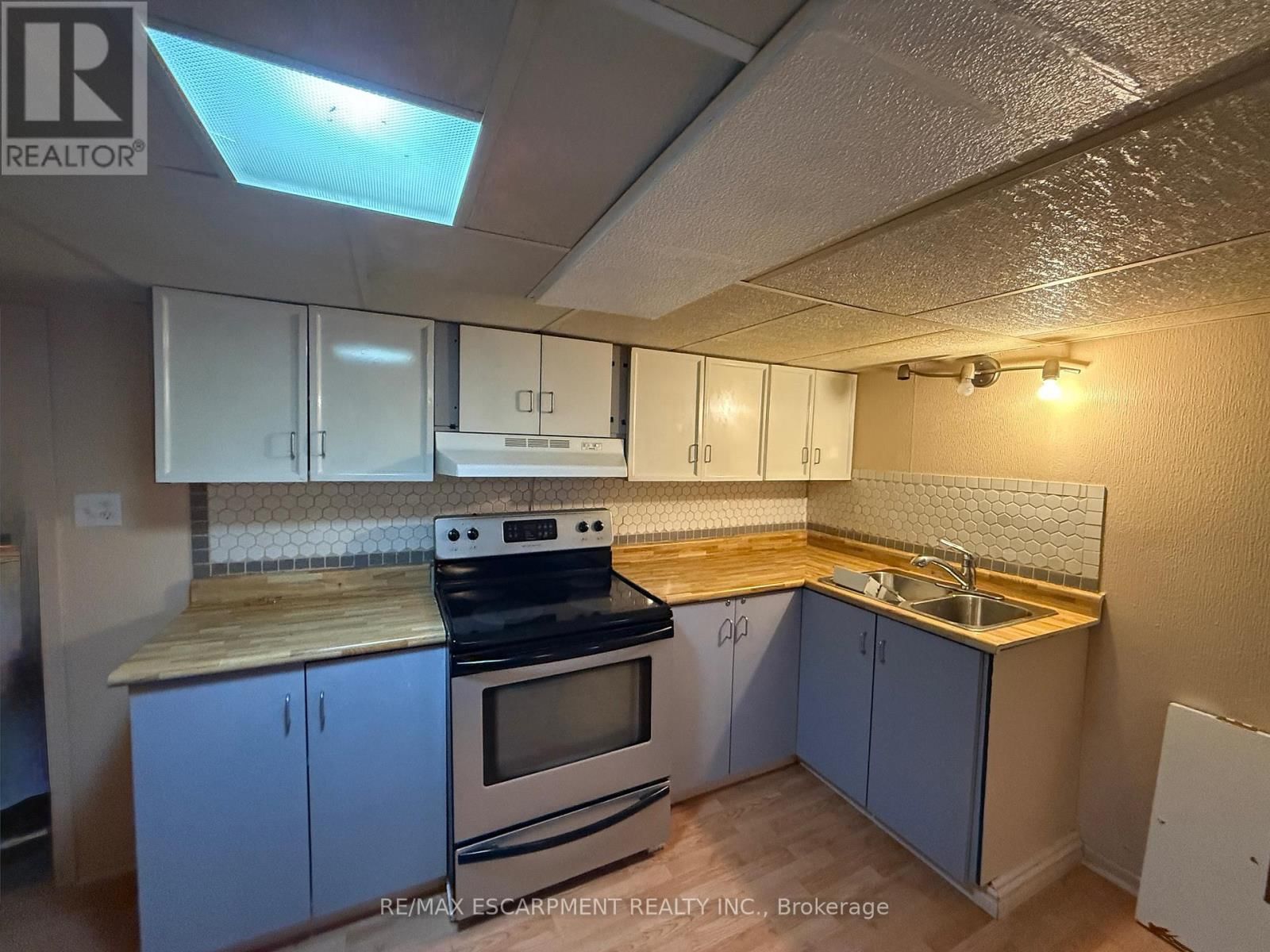 17 LYONS AVENUE Image 14