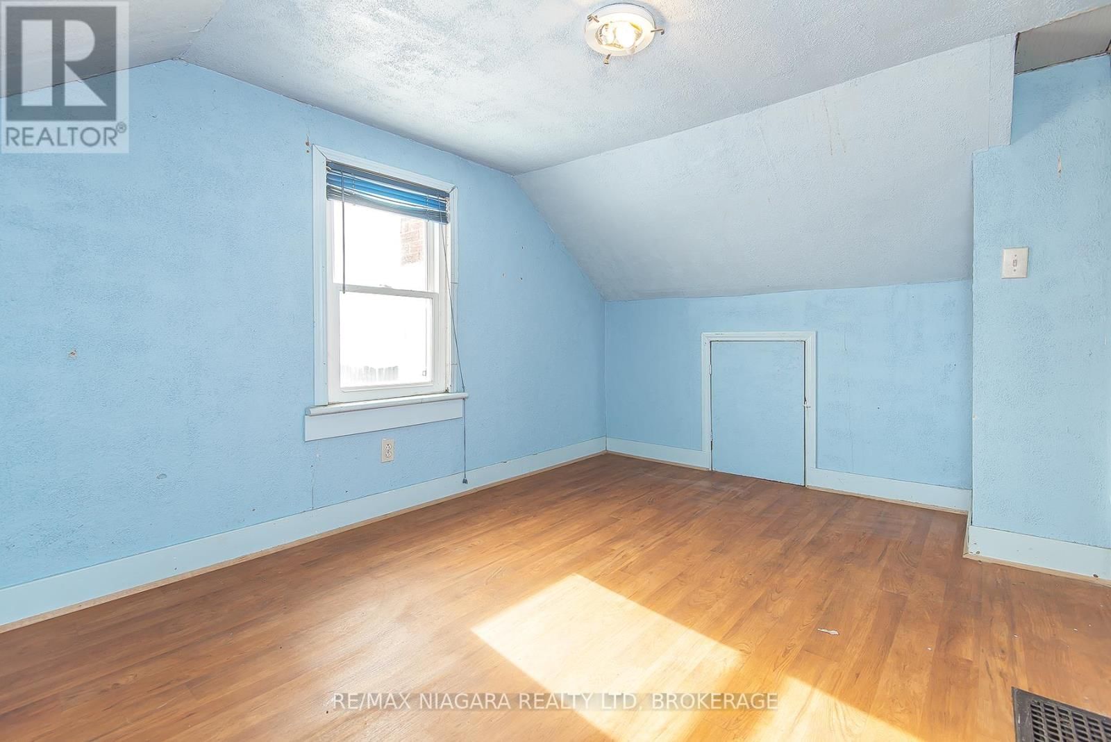 567 KILLALY STREET Image 12