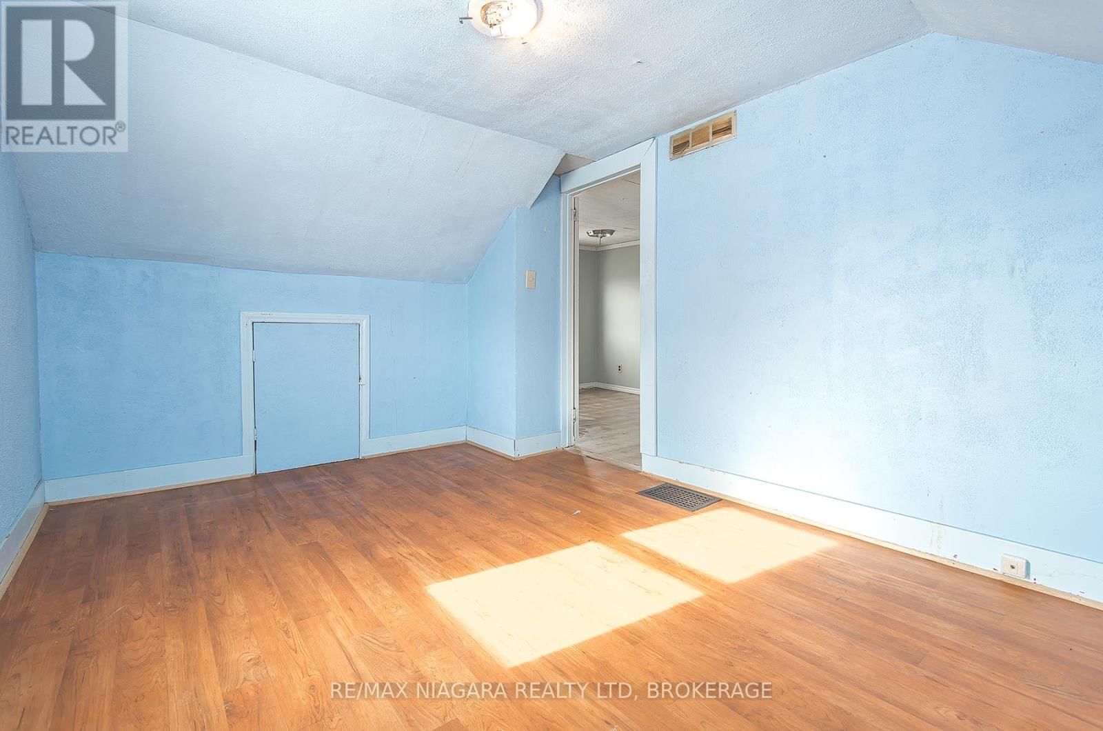 567 KILLALY STREET Image 13