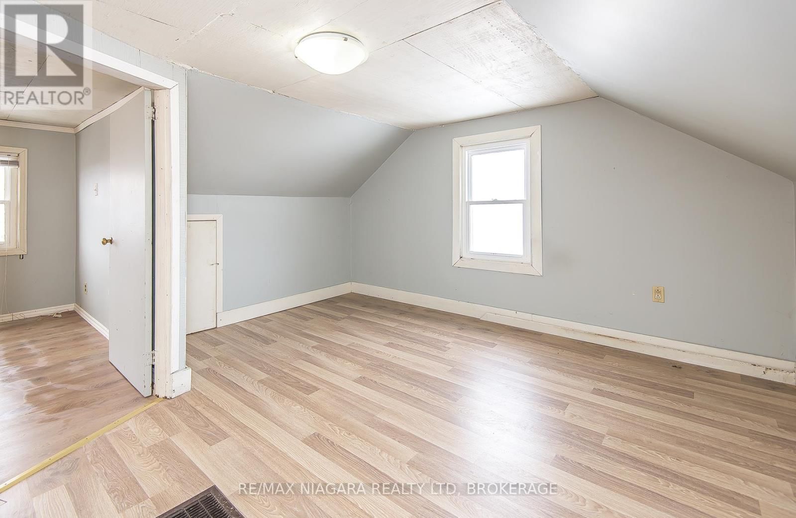 567 KILLALY STREET Image 18