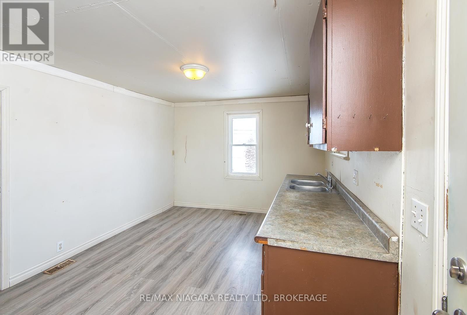 567 KILLALY STREET Image 6