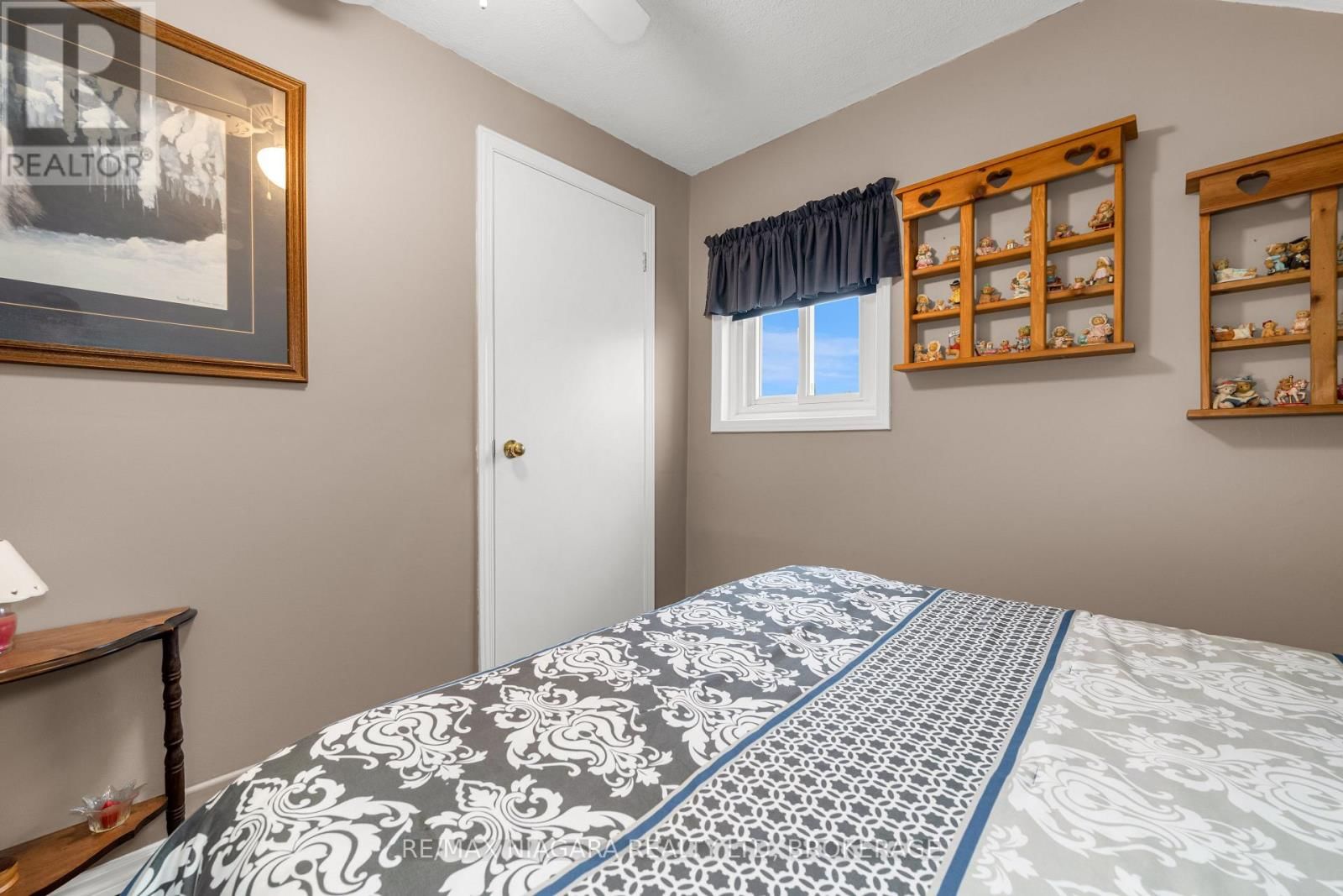 53 TURNER CRESCENT Image 19