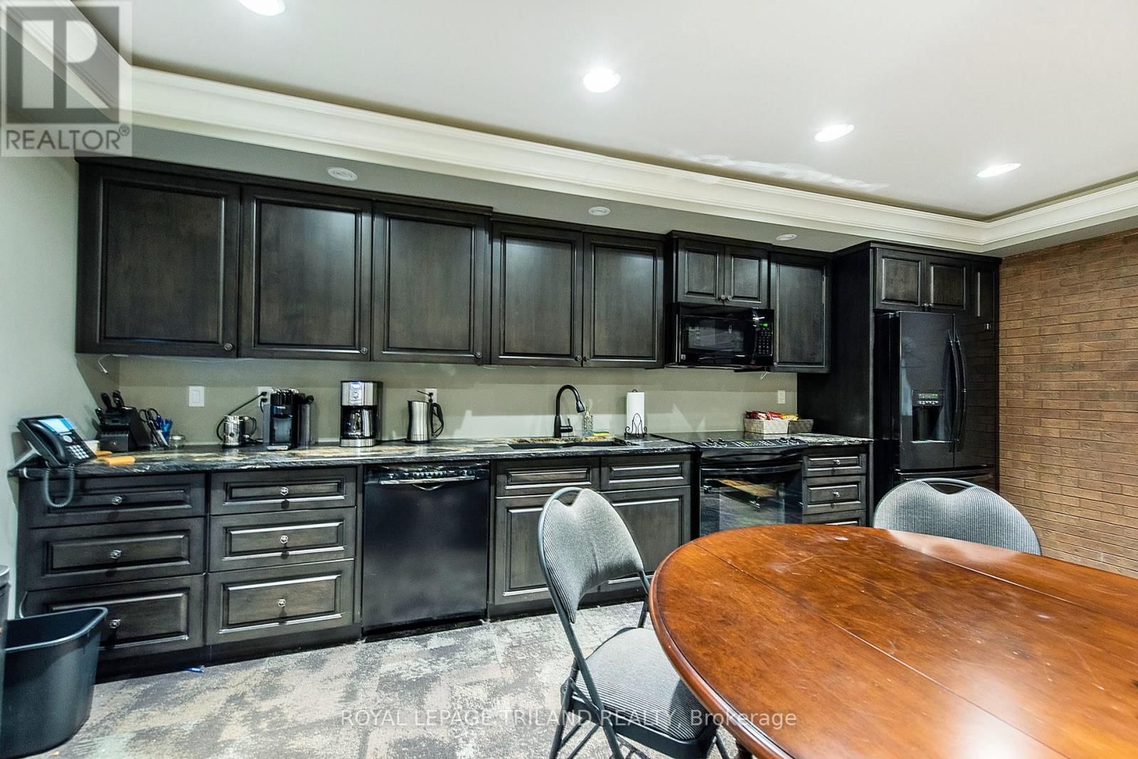 424 WATERLOO STREET Image 35