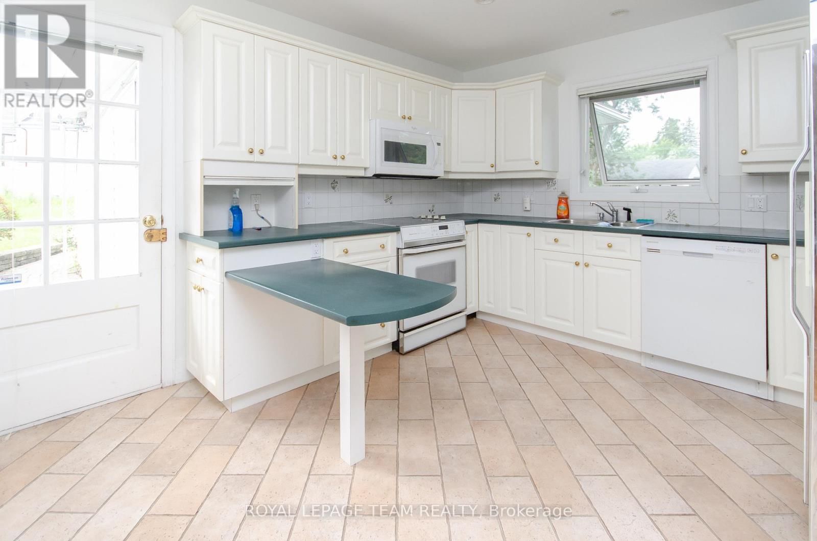 1996 CEDAR LANE TERRACE Image 13