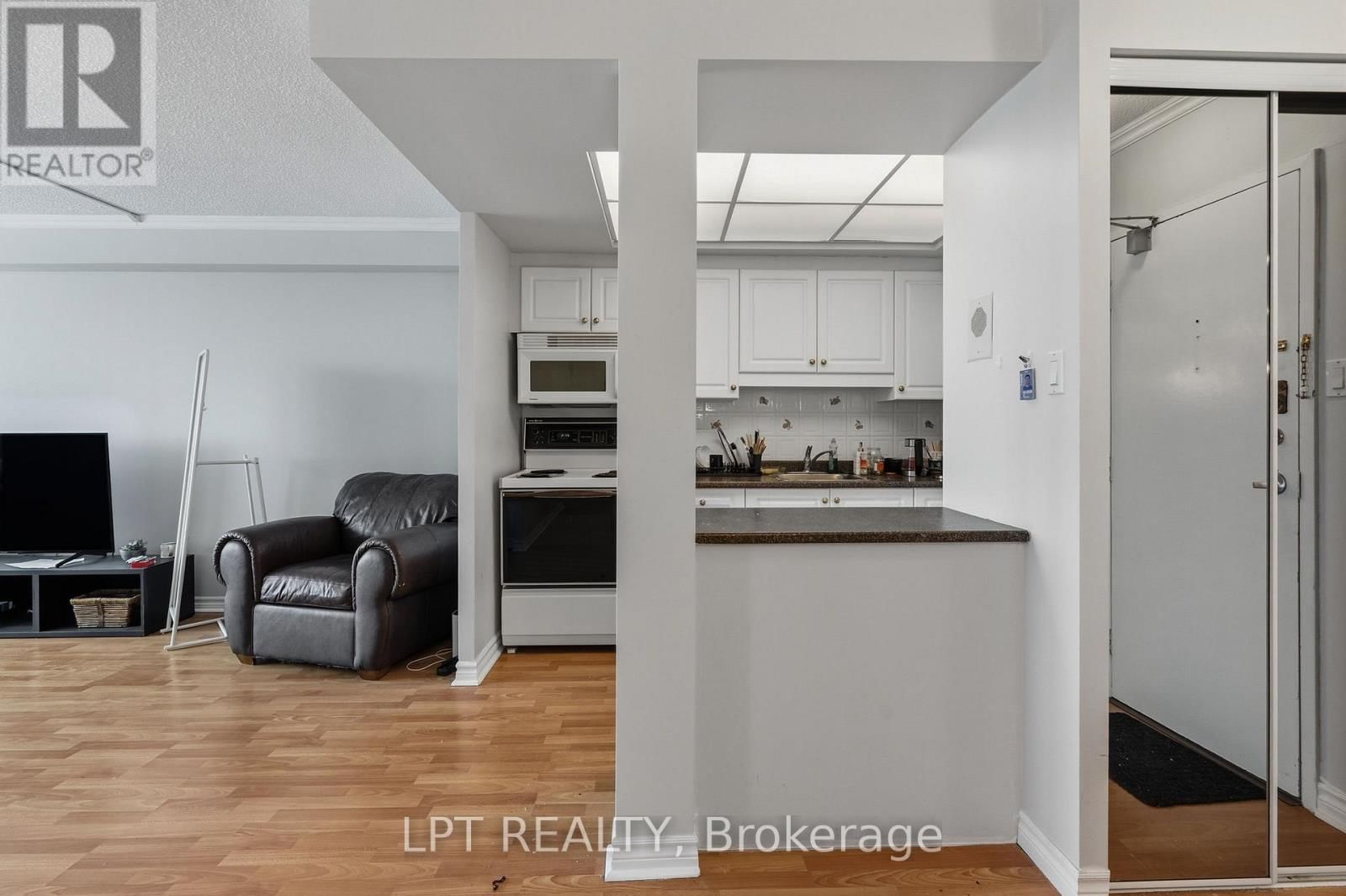 1112 - 555 BRITTANY DRIVE Image 11