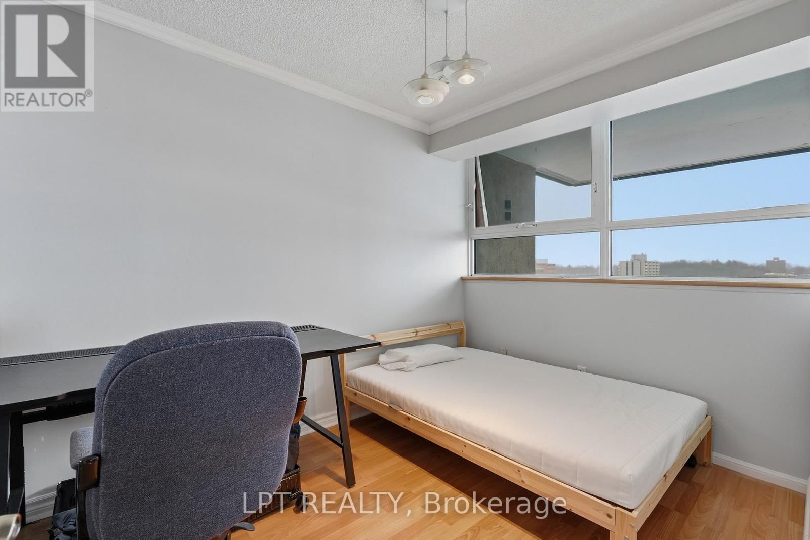 1112 - 555 BRITTANY DRIVE Image 22