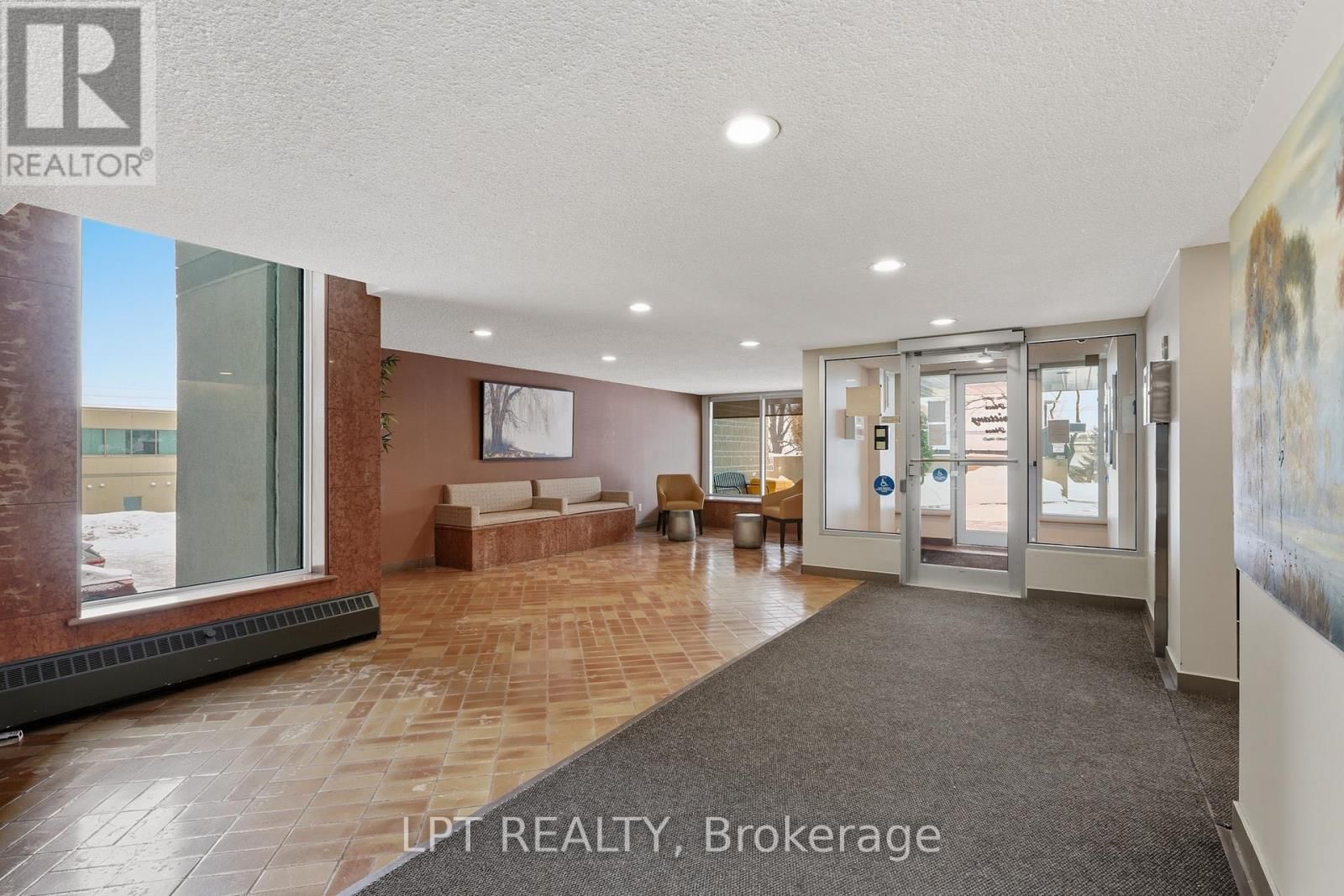 1112 - 555 BRITTANY DRIVE Image 4