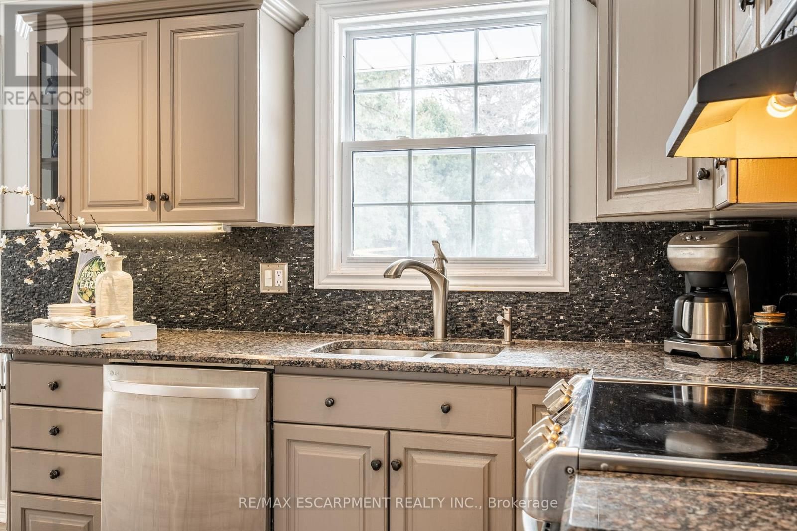 1 ACREDALE DRIVE Image 21