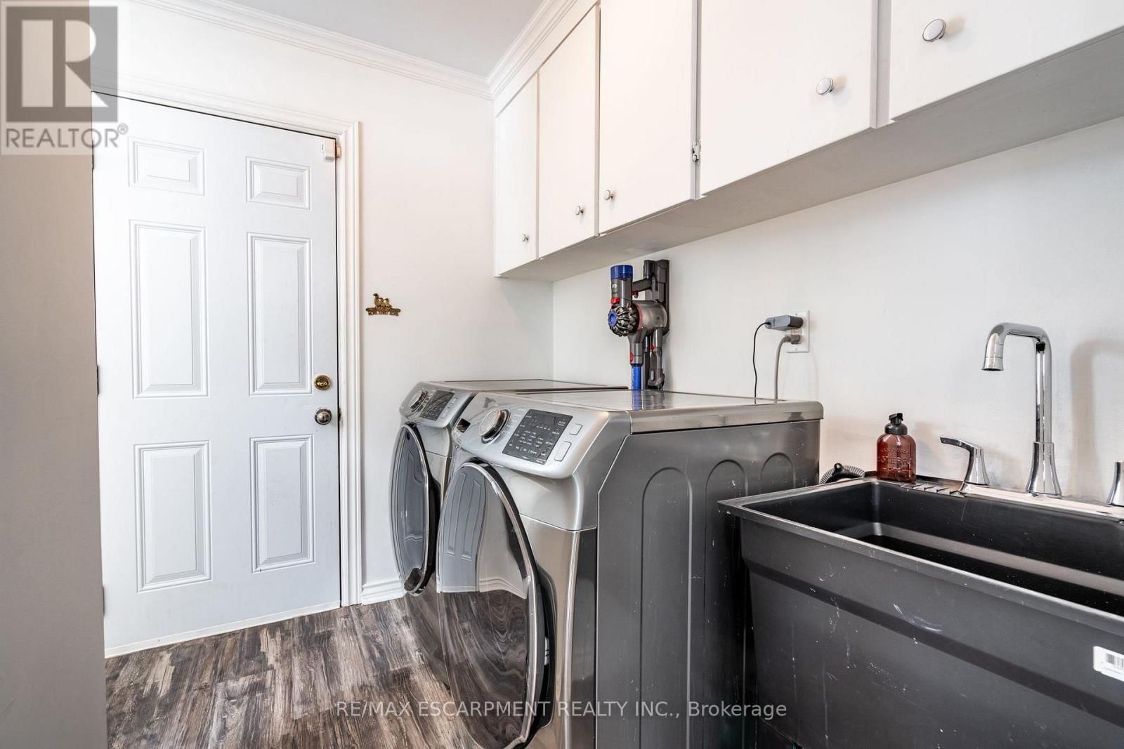 1 ACREDALE DRIVE Image 24