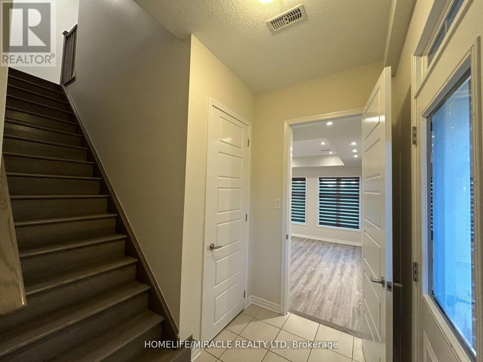 6 - 22 SPRING CREEK DRIVE Image 6