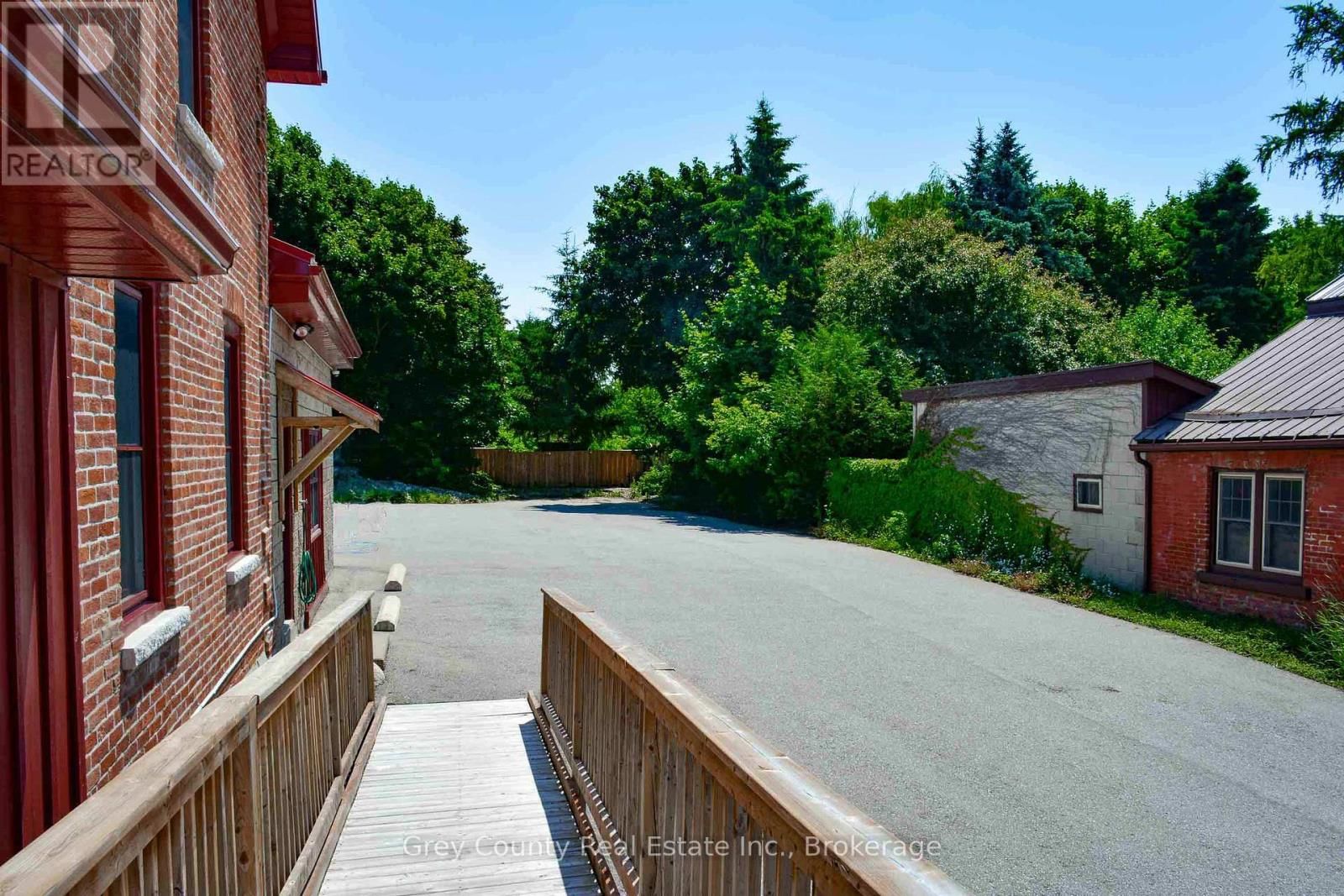 39 MAIN STREET EAST Image 12