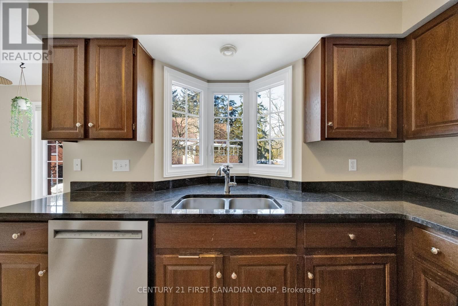 3 - 703 WINDERMERE ROAD Image 13