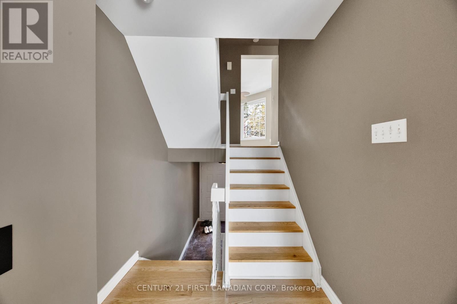 3 - 703 WINDERMERE ROAD Image 21