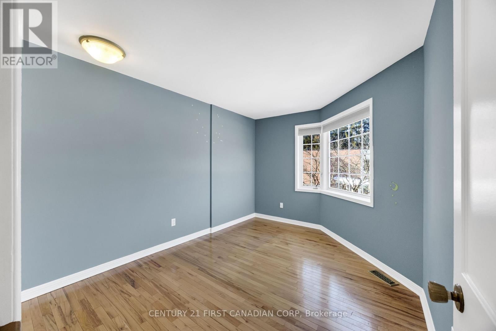 3 - 703 WINDERMERE ROAD Image 36