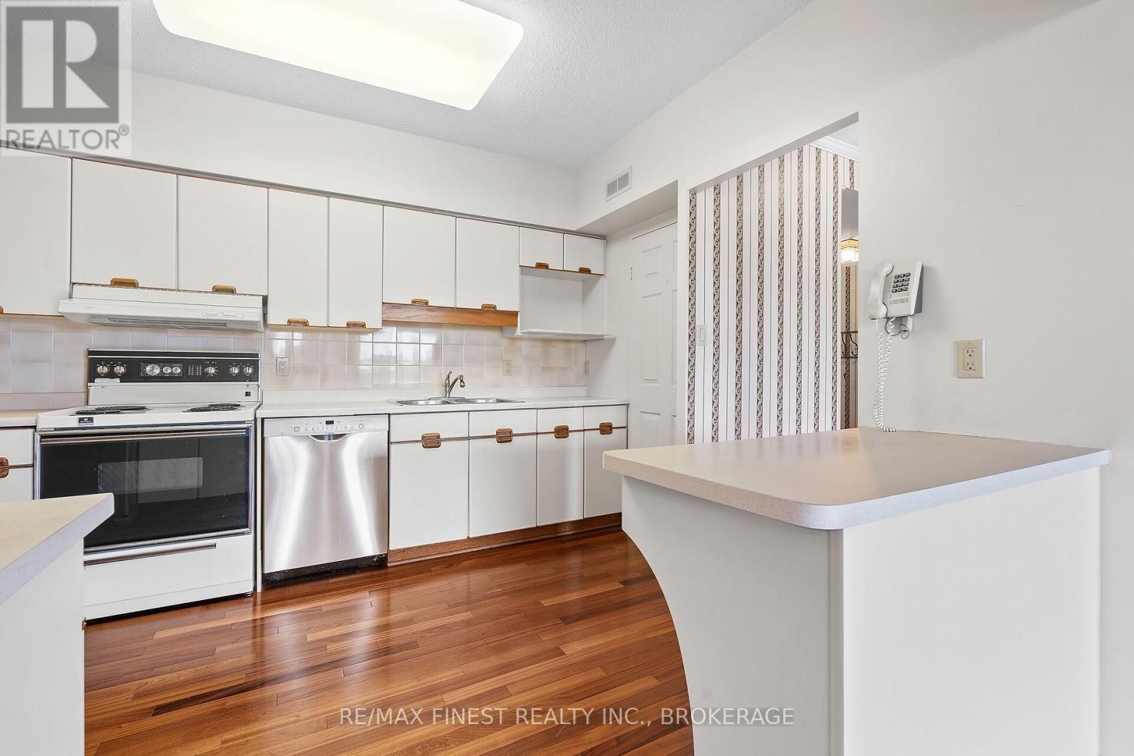 302 - 1000 KING STREET WEST Image 16