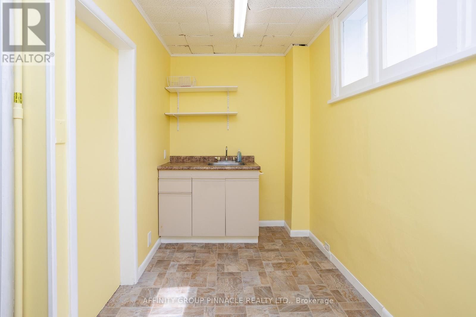 221 KENT STREET WEST Image 21