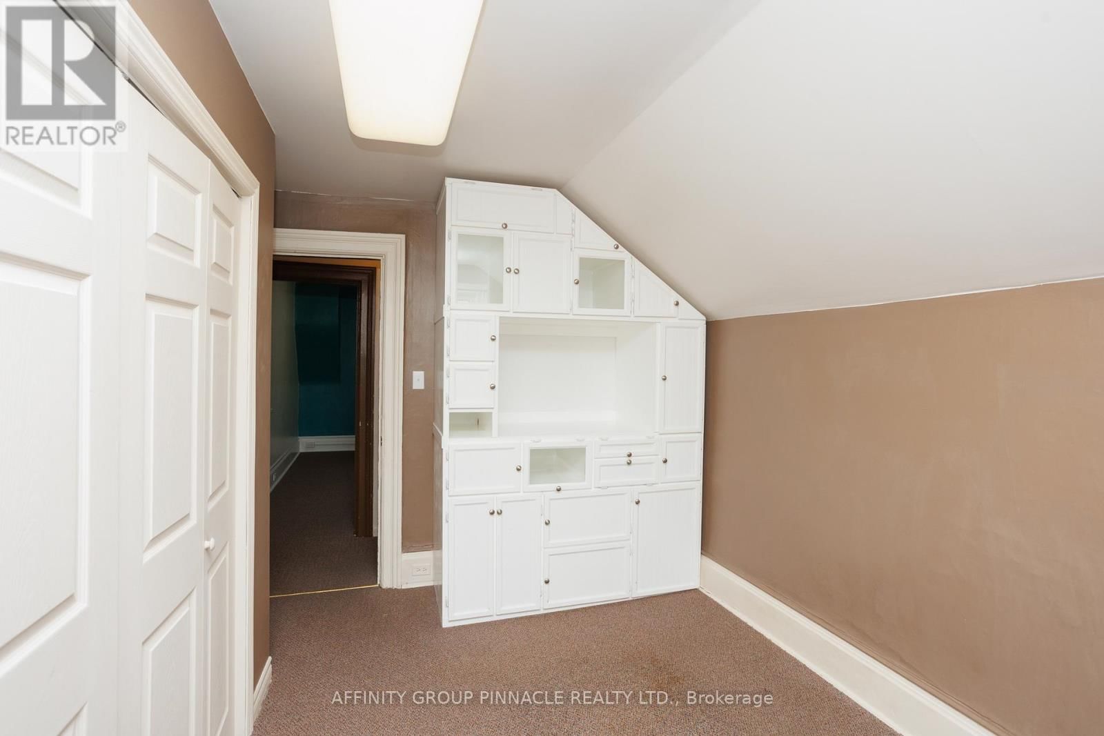 221 KENT STREET WEST Image 32