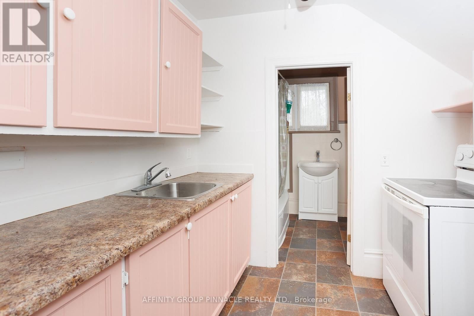 221 KENT STREET WEST Image 39