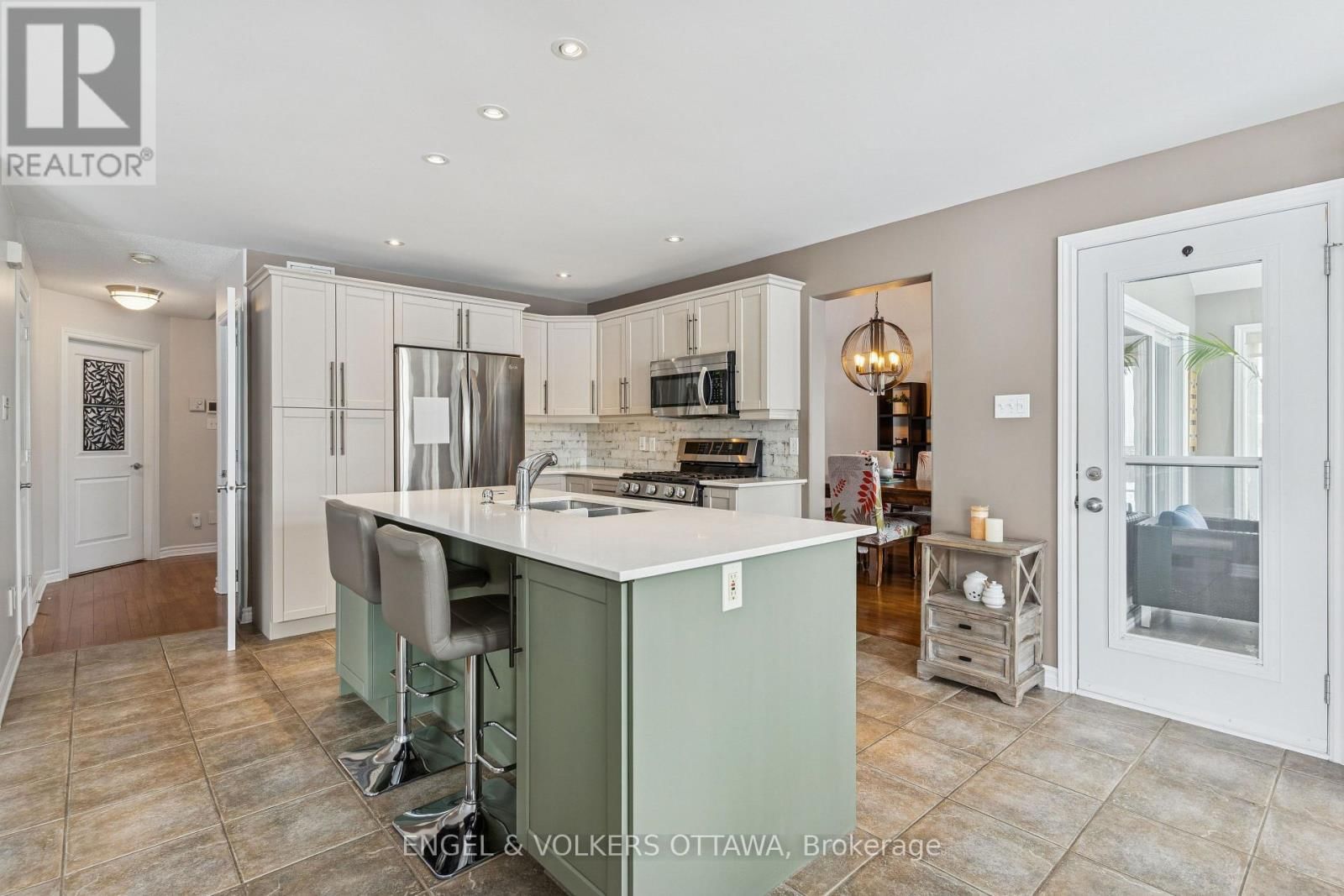 76 FRONTENAC BOULEVARD Image 10