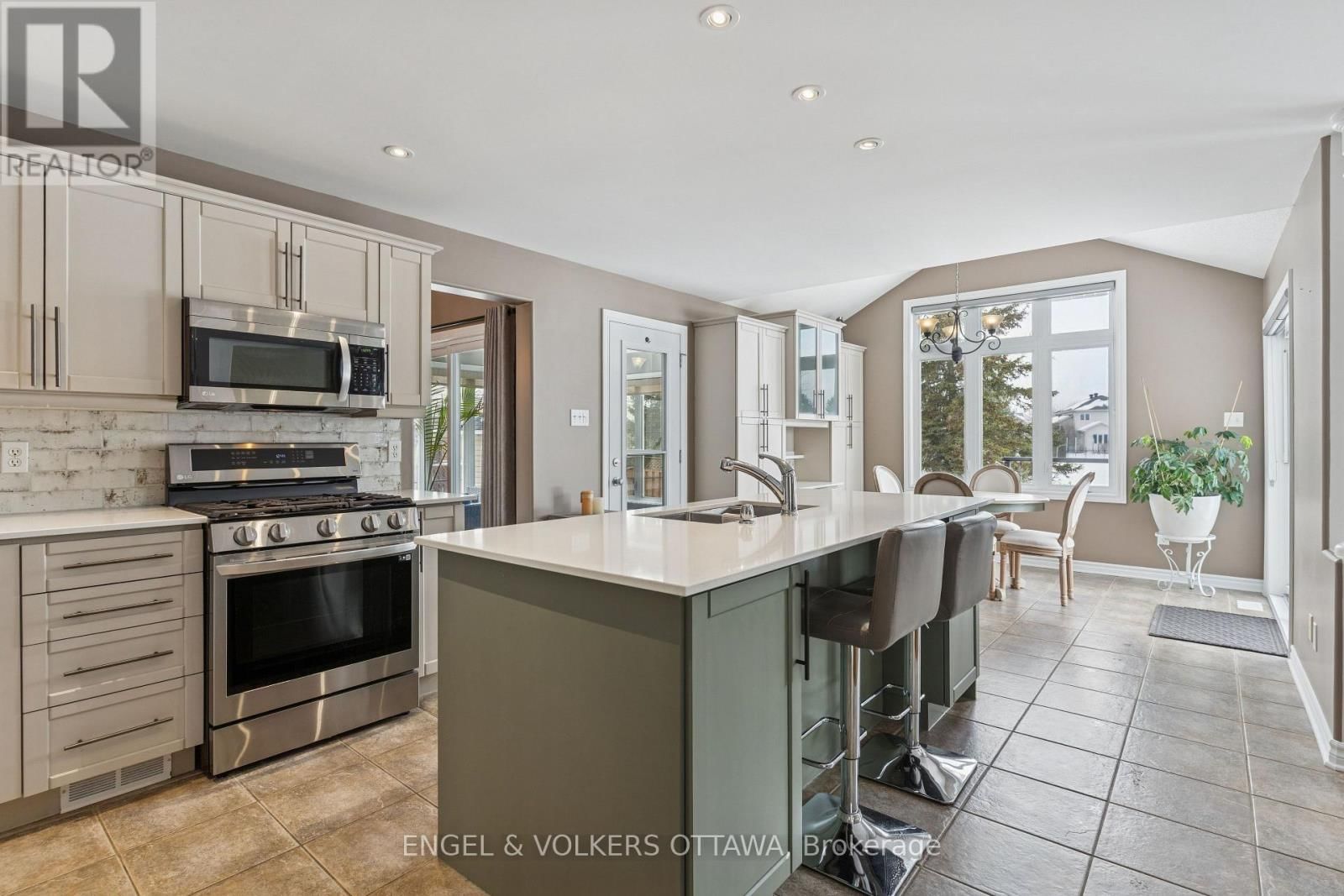 76 FRONTENAC BOULEVARD Image 11