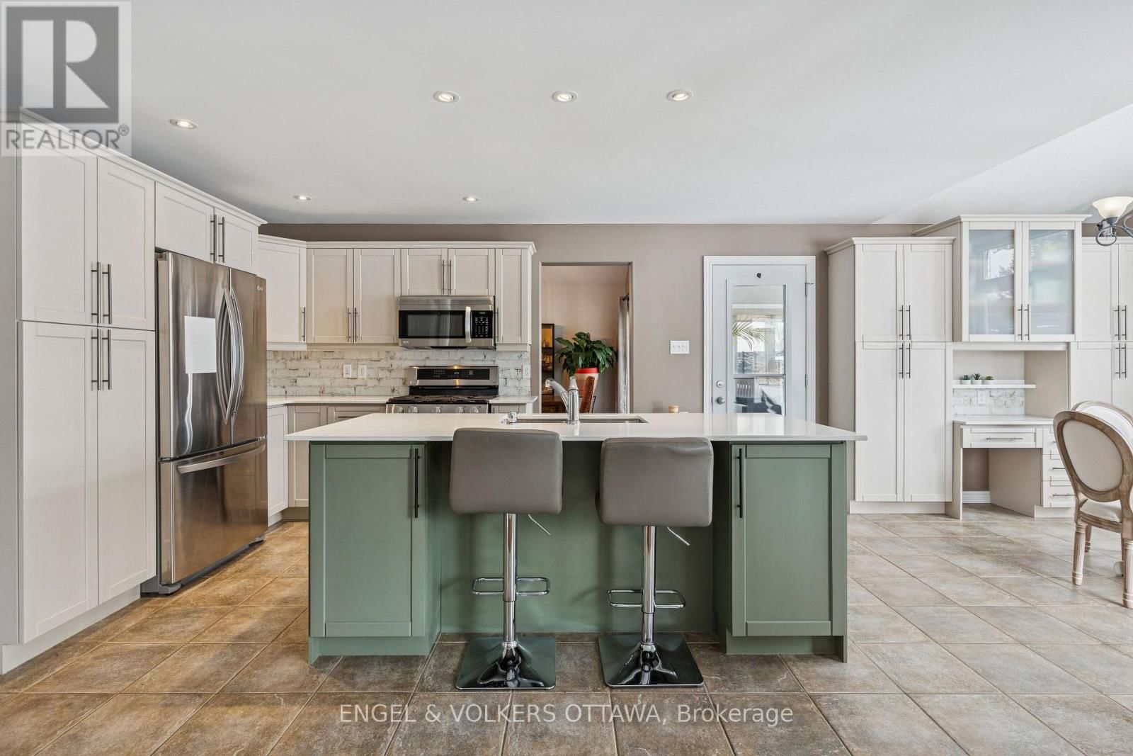 76 FRONTENAC BOULEVARD Image 12