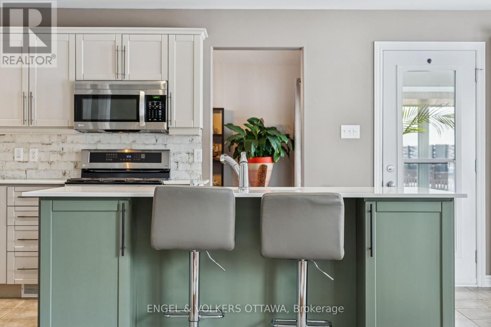 76 FRONTENAC BOULEVARD Image 13