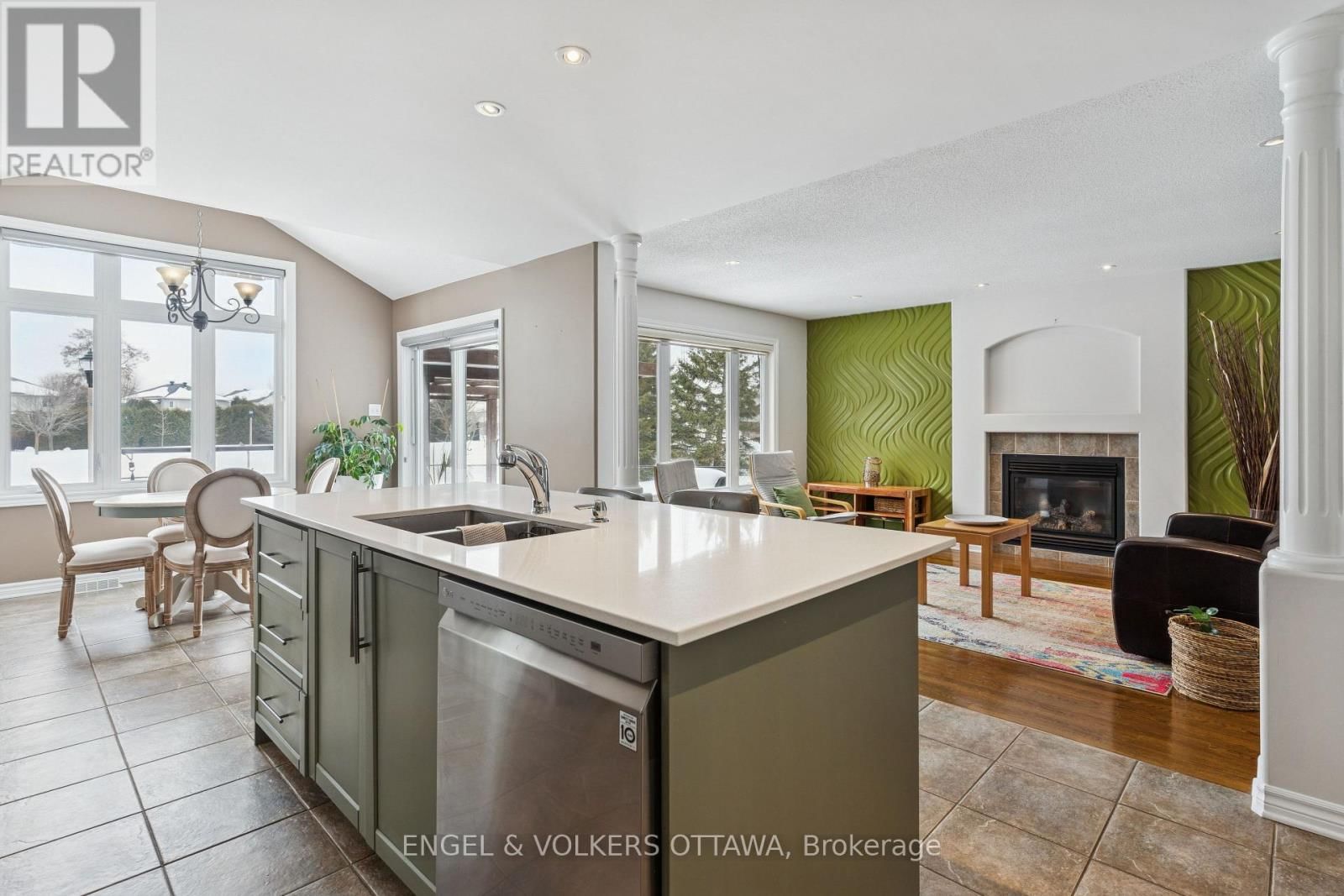 76 FRONTENAC BOULEVARD Image 14