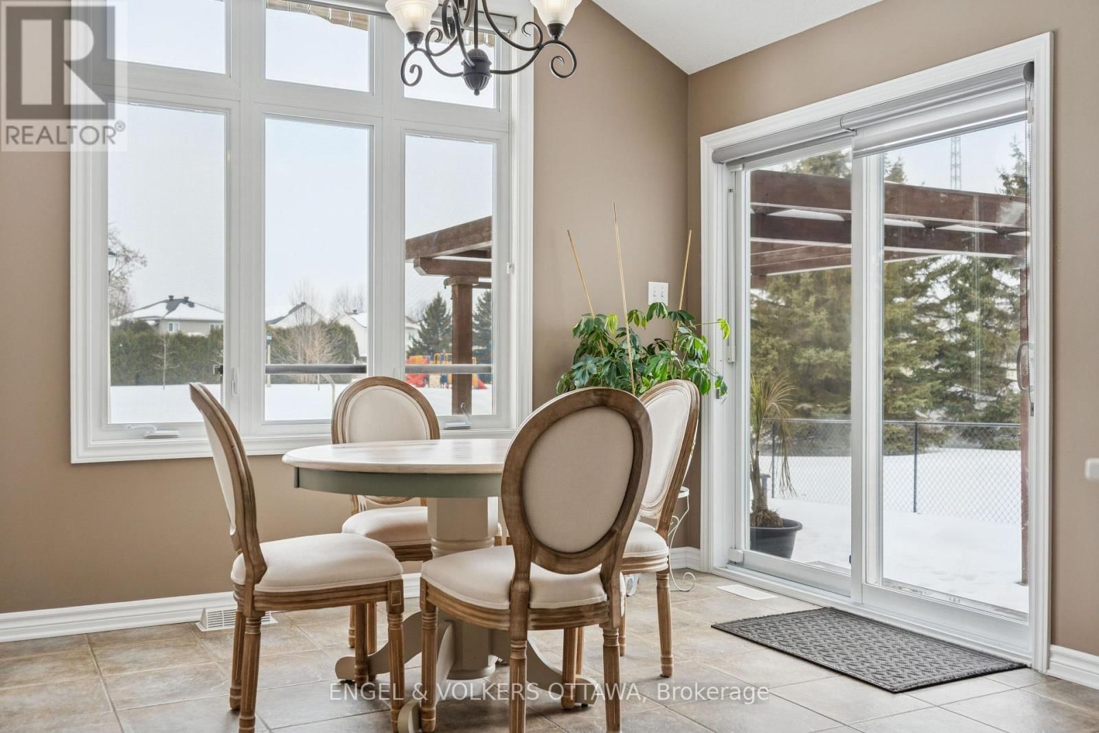 76 FRONTENAC BOULEVARD Image 15