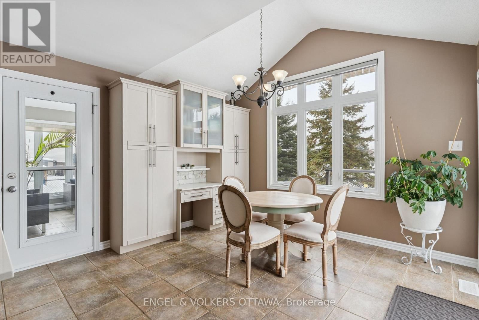 76 FRONTENAC BOULEVARD Image 16