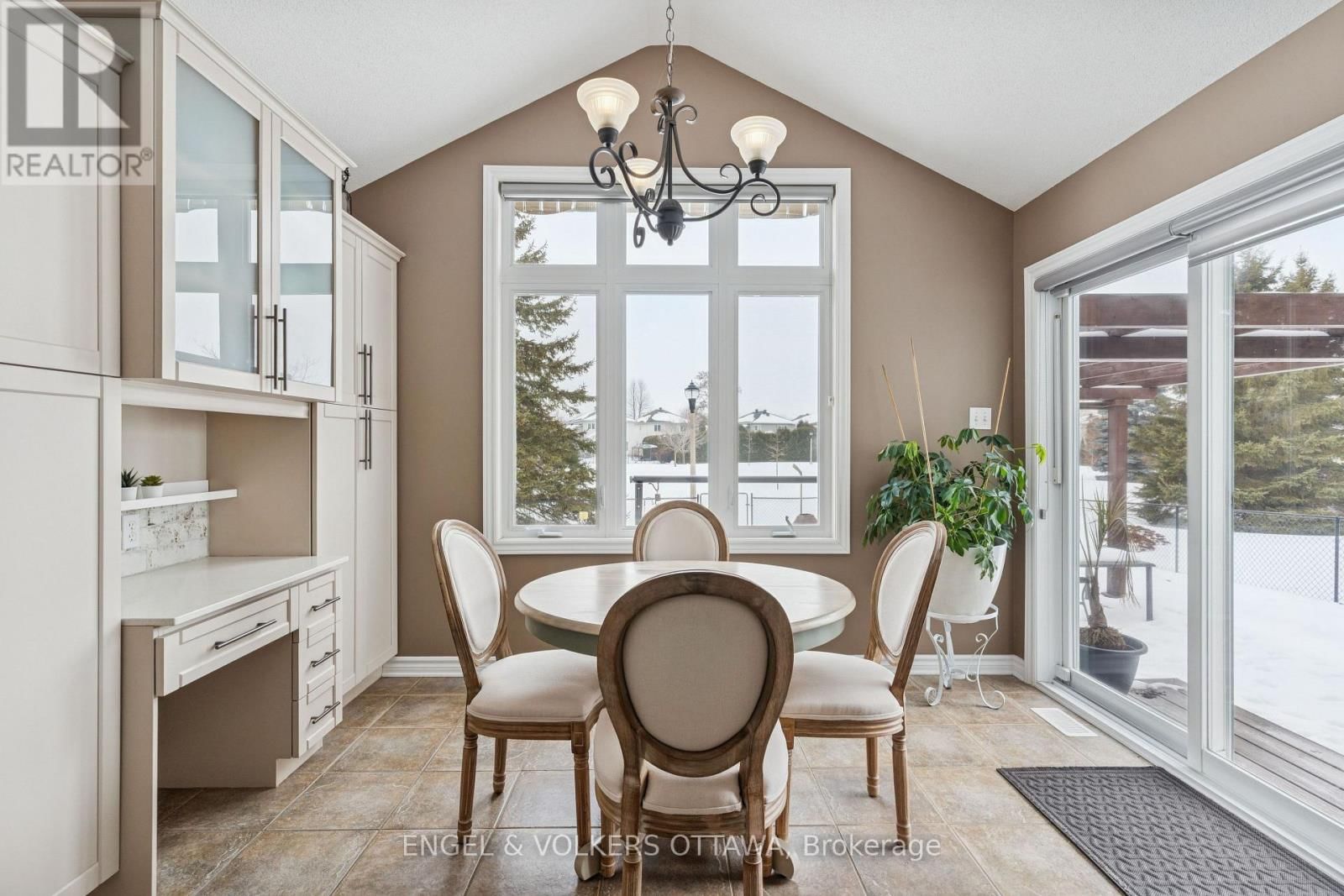 76 FRONTENAC BOULEVARD Image 17