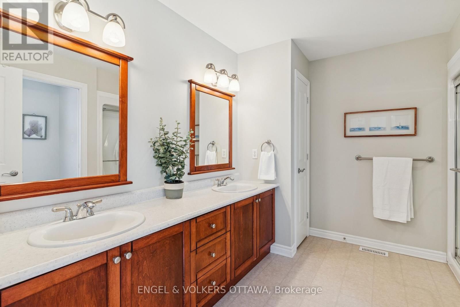 76 FRONTENAC BOULEVARD Image 32