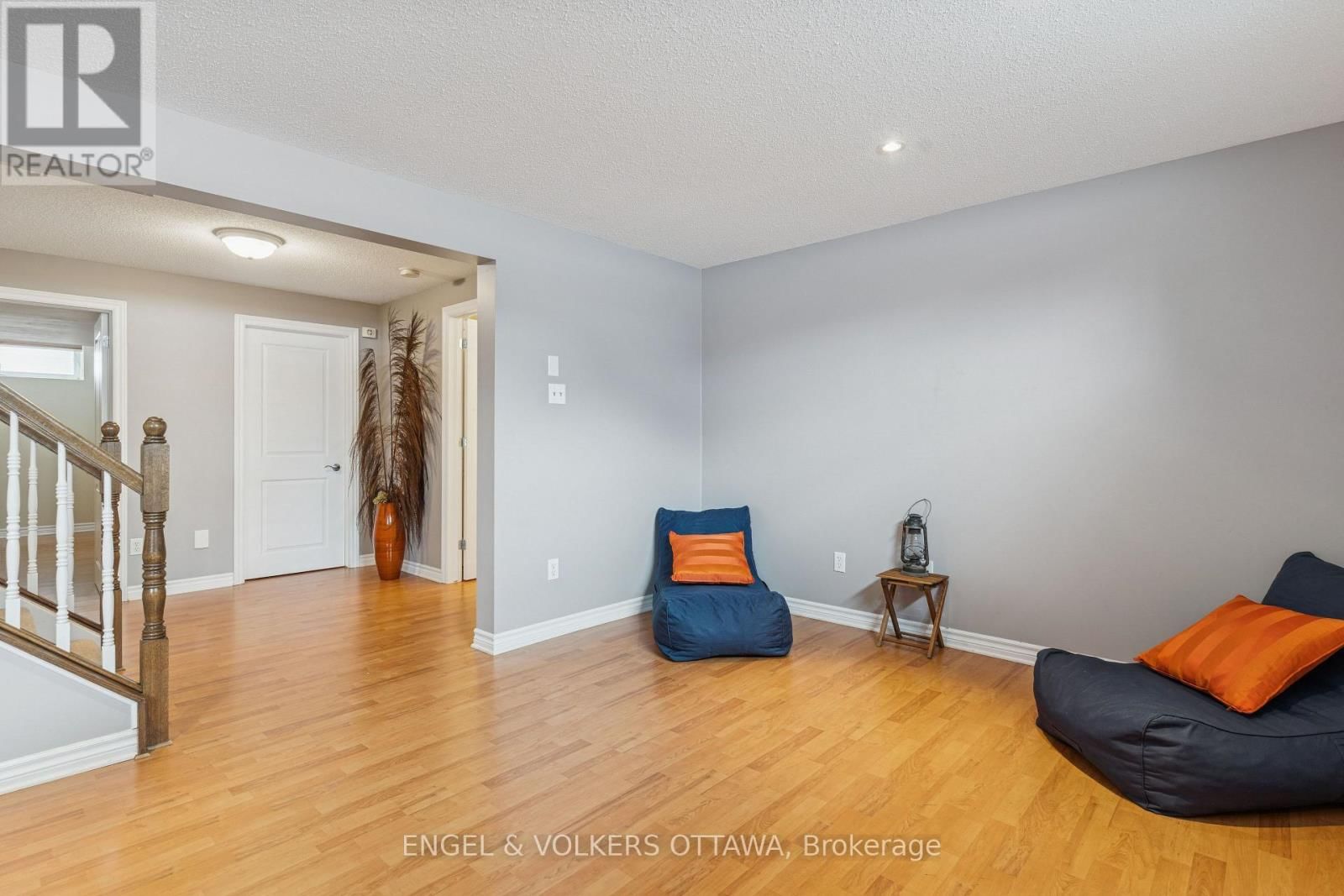 76 FRONTENAC BOULEVARD Image 38