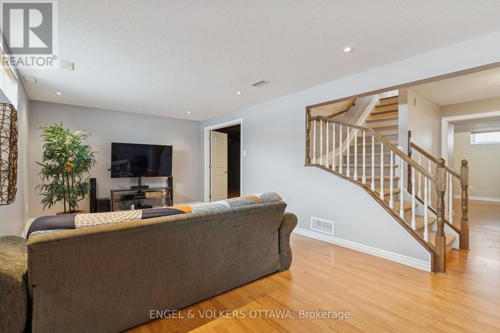 76 FRONTENAC BOULEVARD Image 40