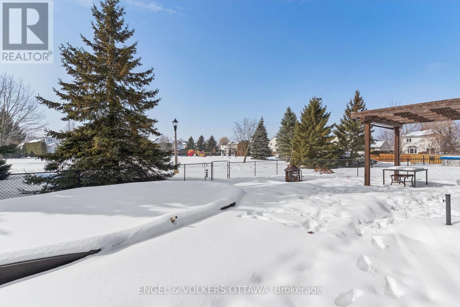 76 FRONTENAC BOULEVARD Image 44