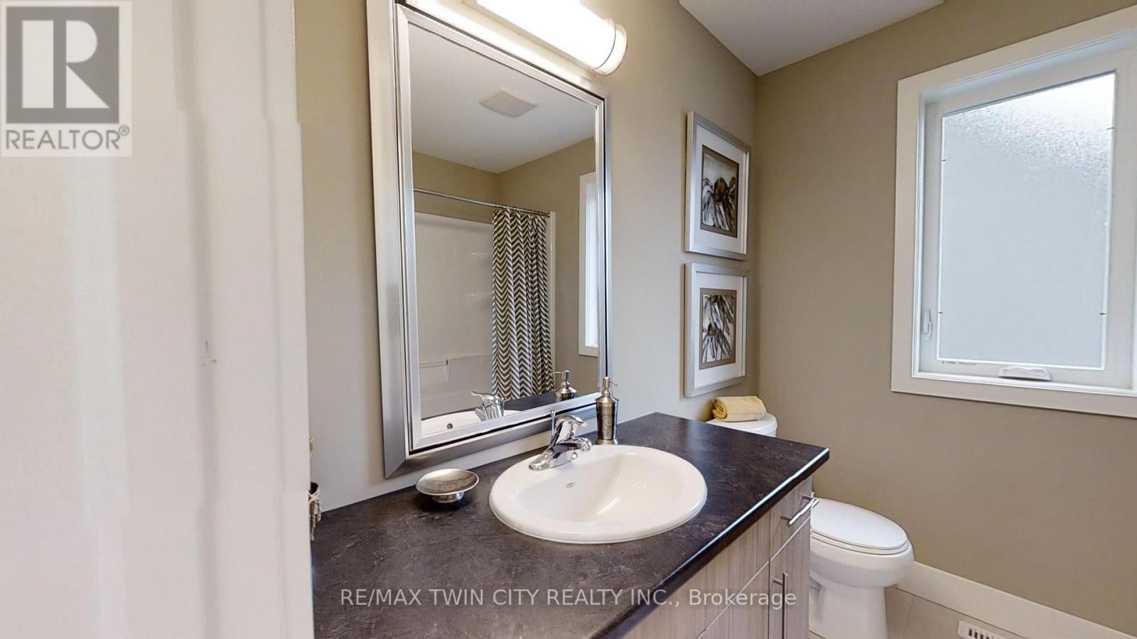 2250 SOUTHPORT CRESCENT Image 12