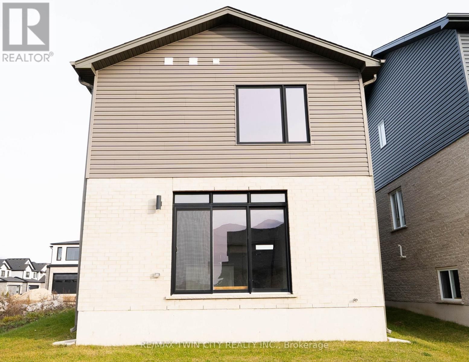 2250 SOUTHPORT CRESCENT Image 2