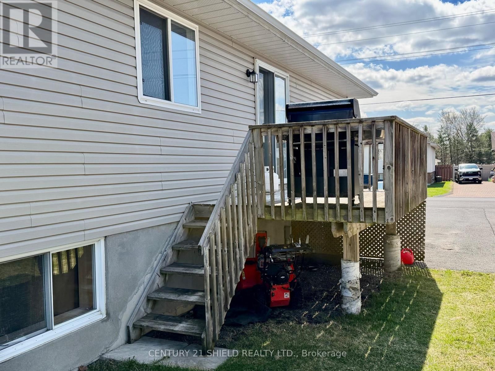 101 MCKENZIE STREET WEST Image 5