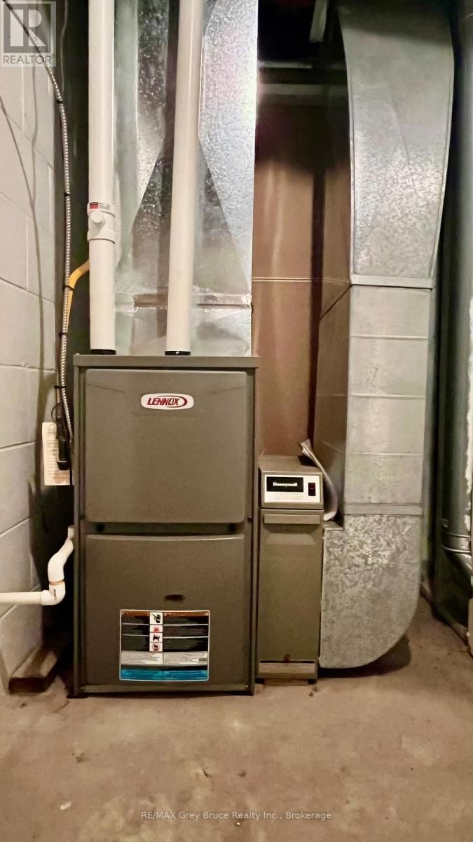 1069 7TH AVENUE Image 22