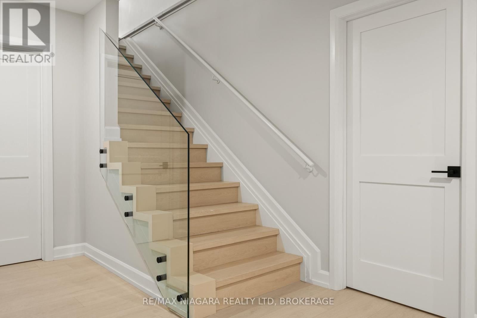 27 MAPLE LEAF AVENUE SOUTH Image 24