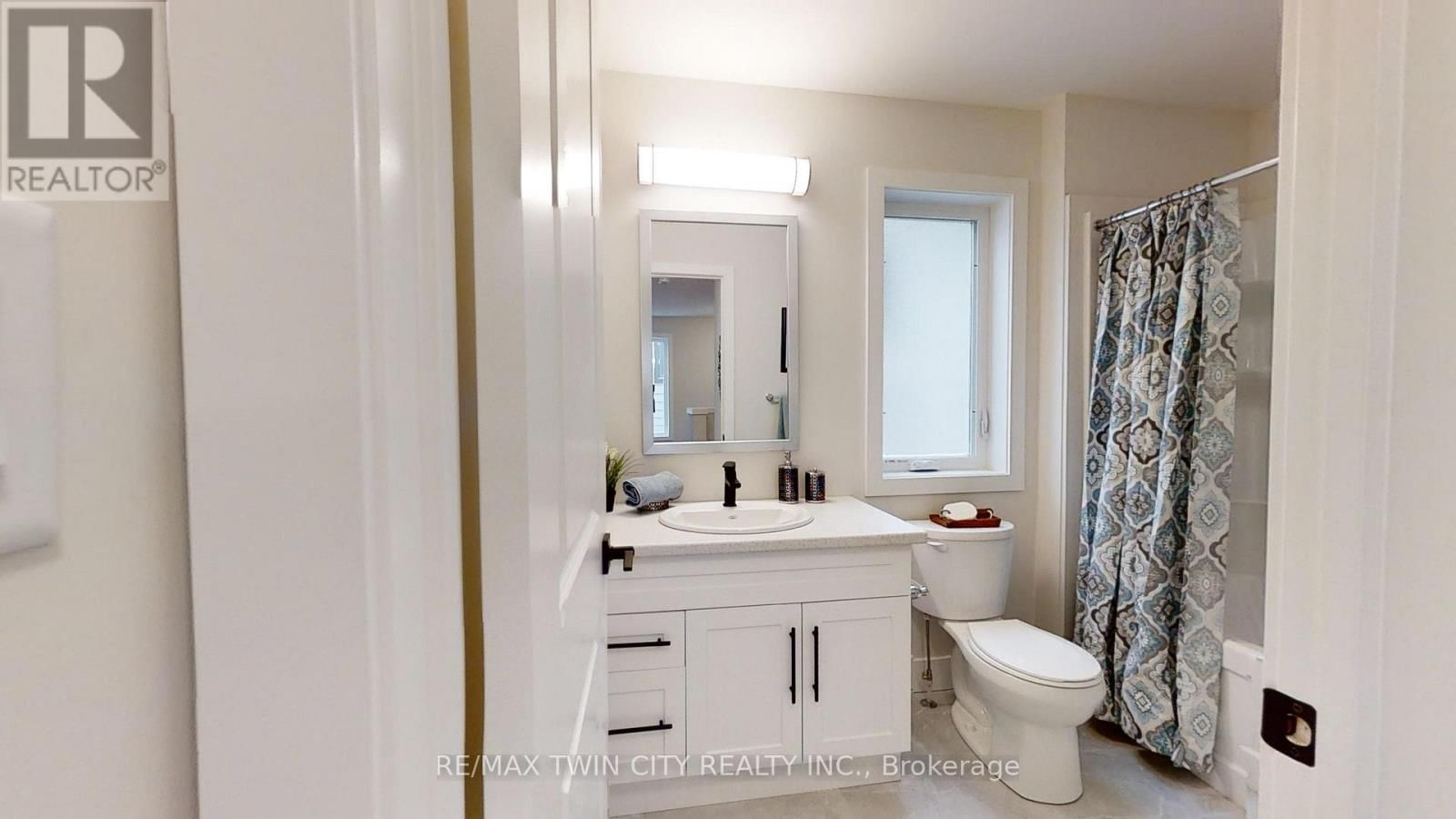 163 JULIE CRESCENT Image 16