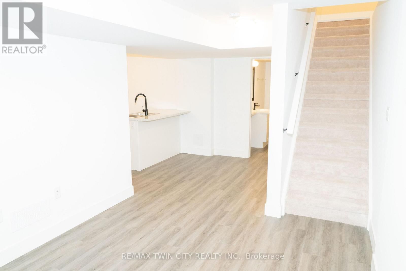 163 JULIE CRESCENT Image 17