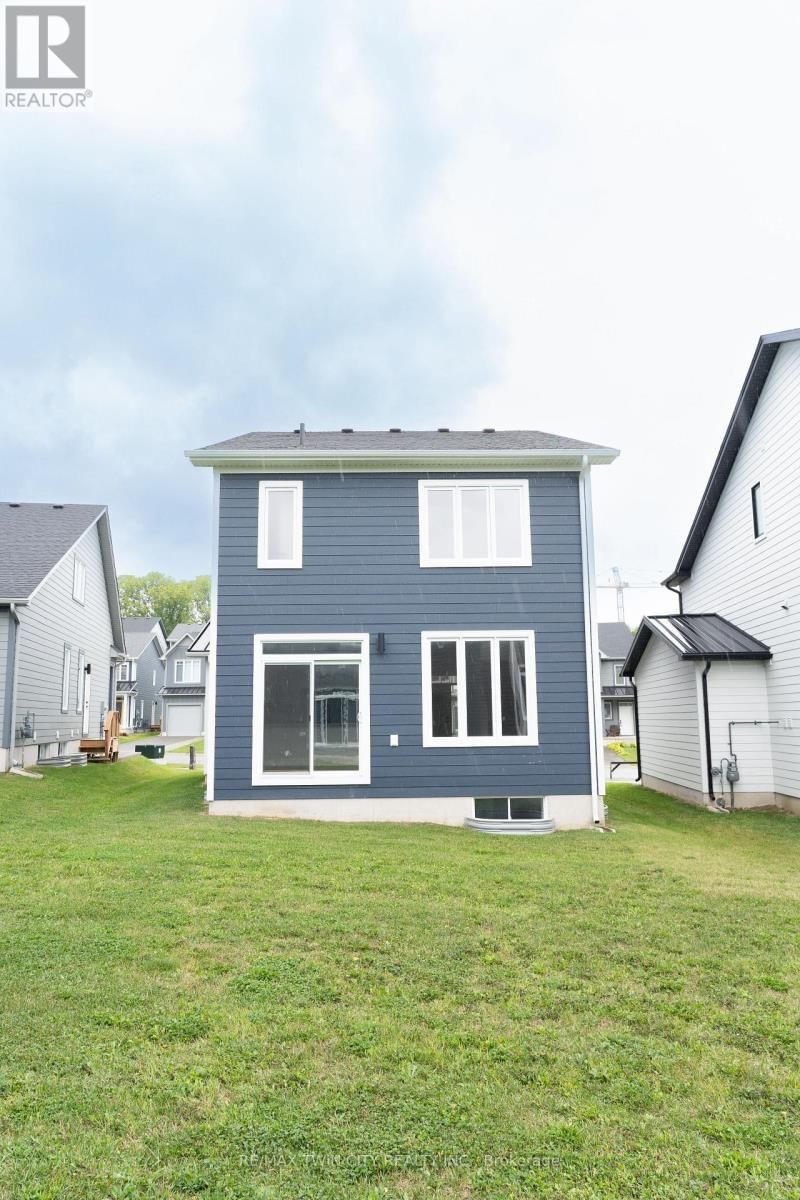 163 JULIE CRESCENT Image 2