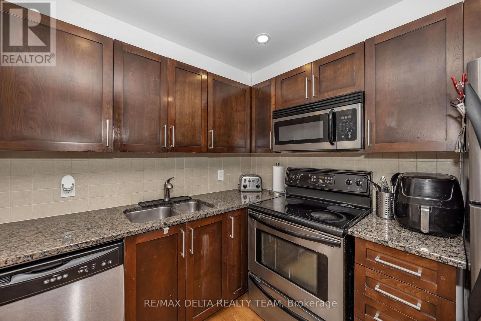 1006 - 200 BESSERER STREET Image 11