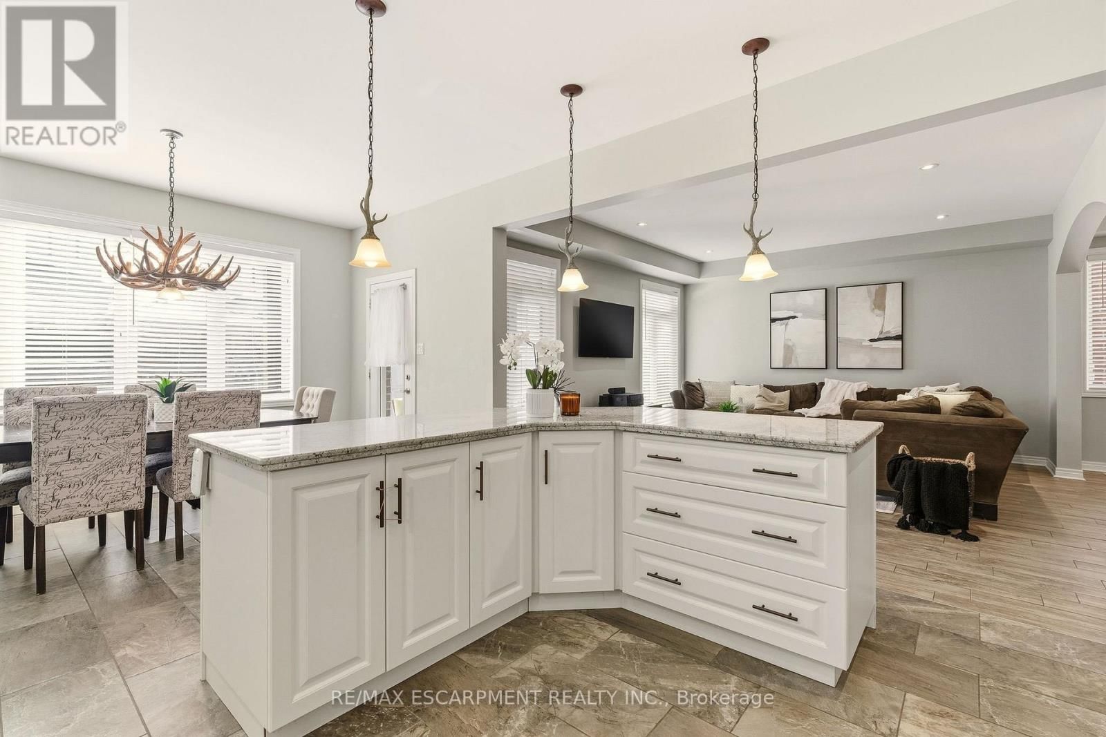 345 FESTIVAL WAY Image 13