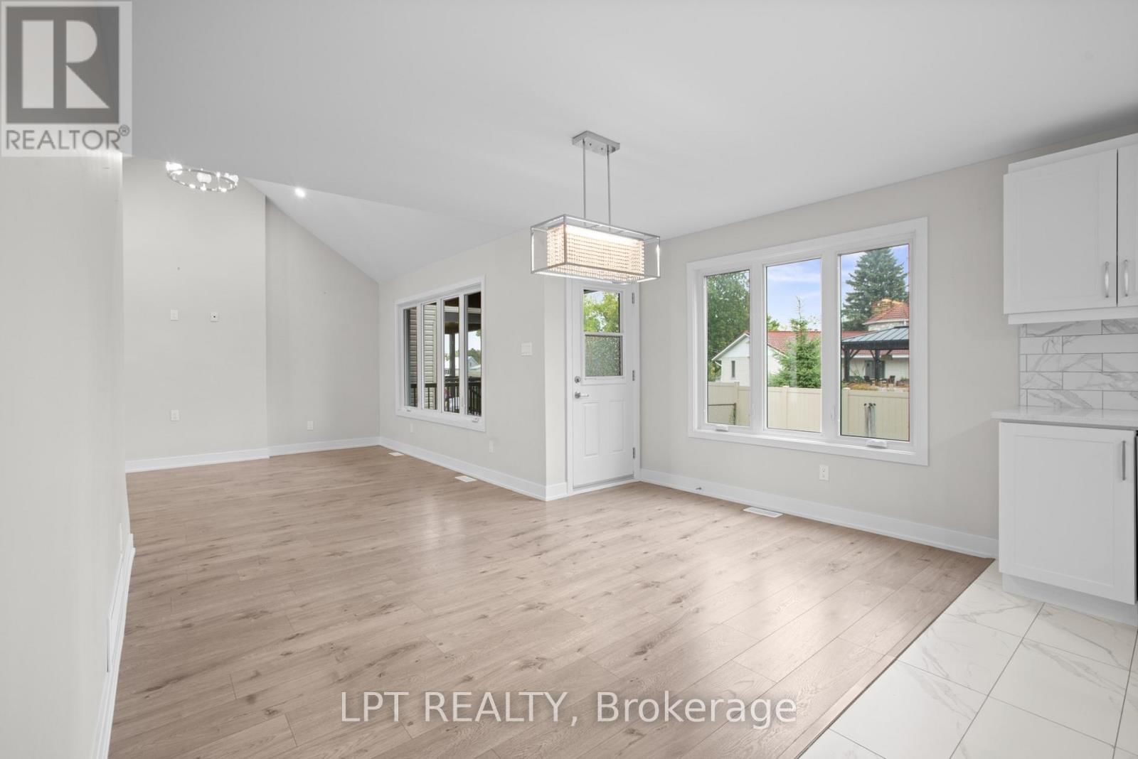 75 CHATEAUGUAY STREET Image 31