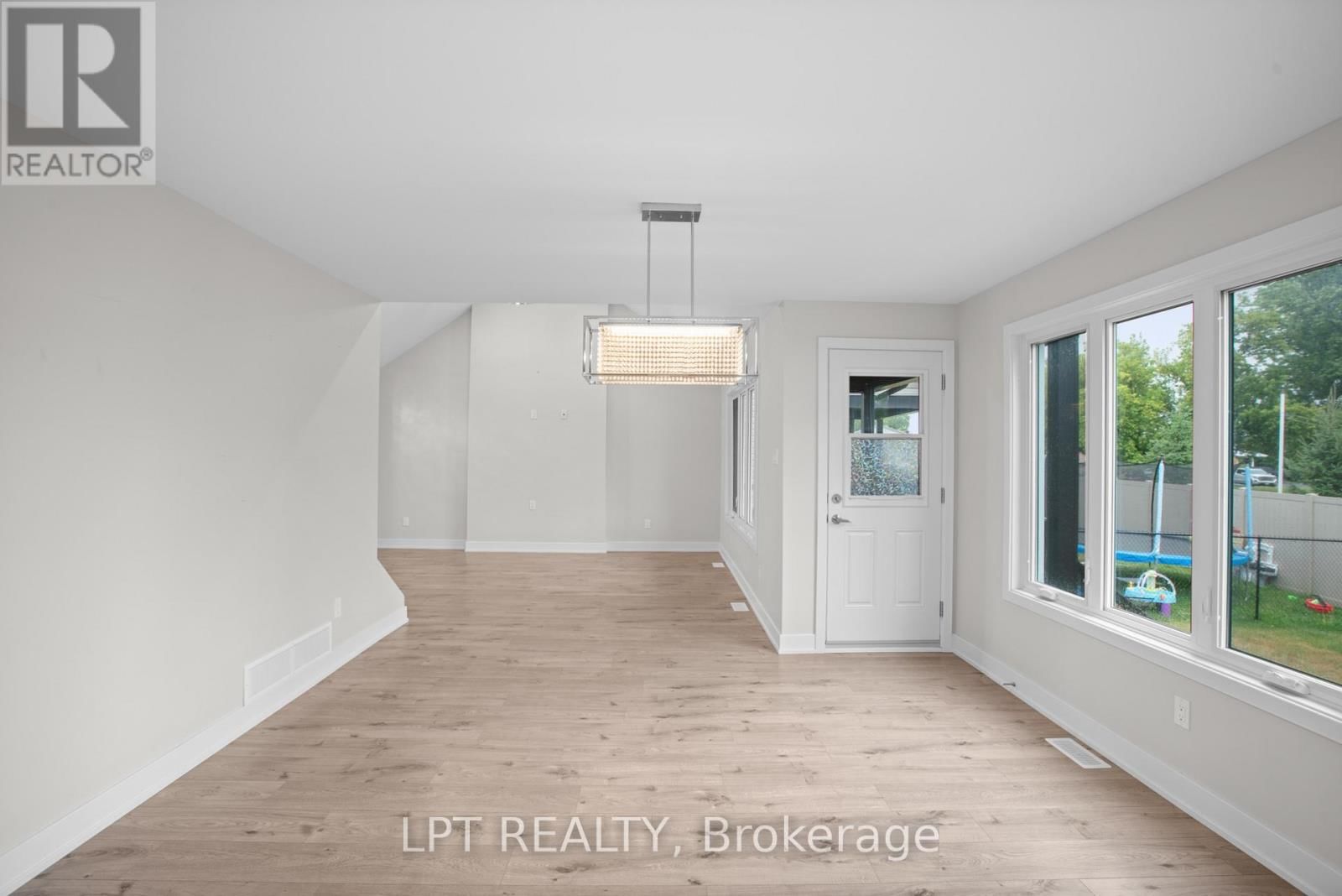 75 CHATEAUGUAY STREET Image 32