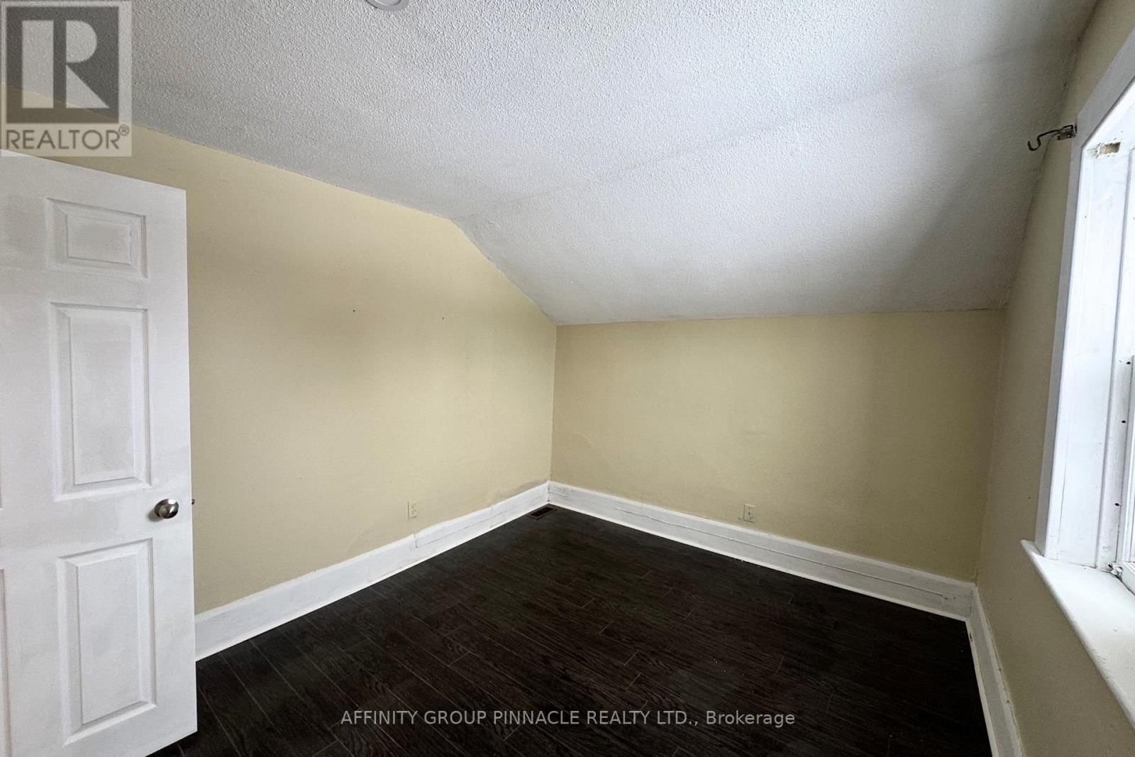 118 LINDSAY STREET SOUTH Image 24