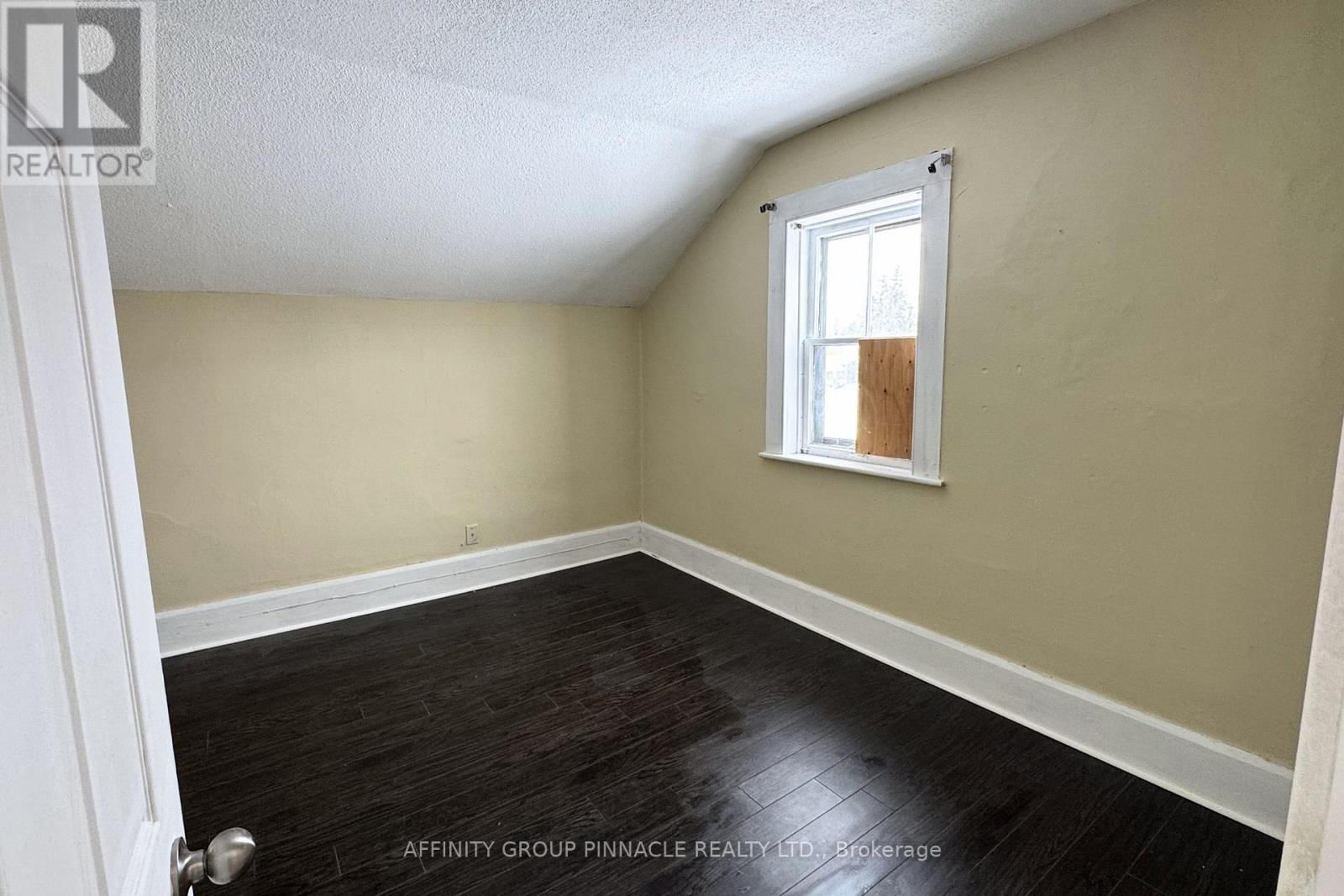 118 LINDSAY STREET SOUTH Image 25