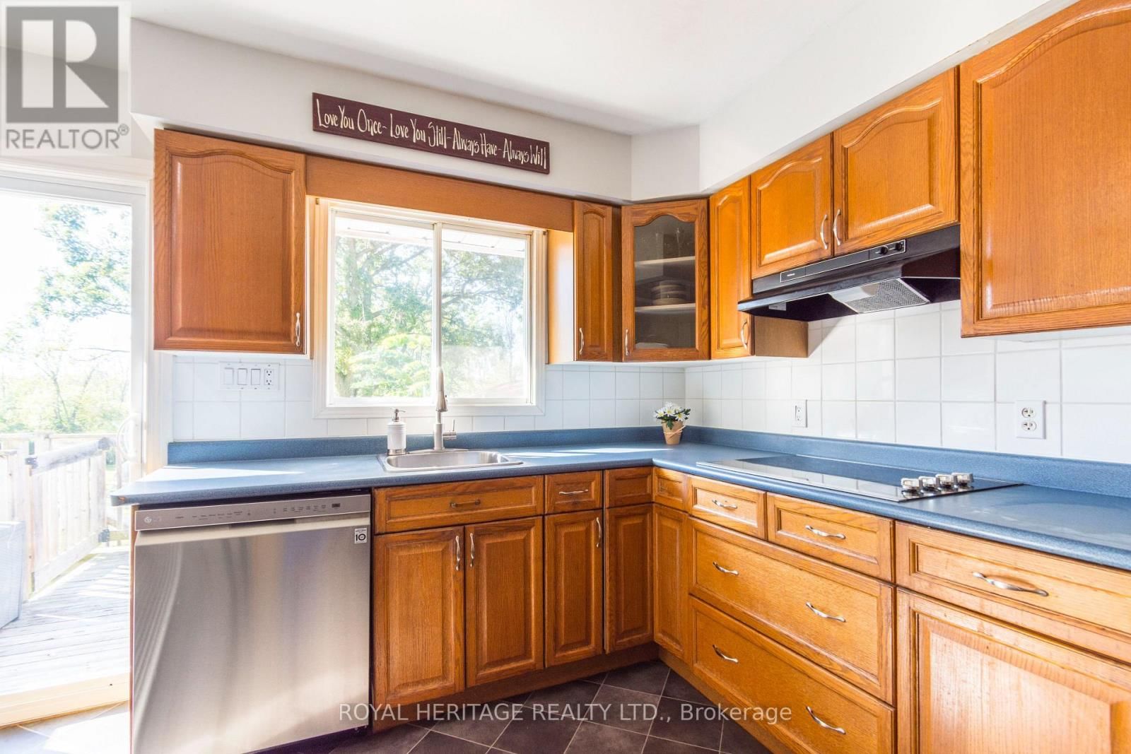 444 LAZIER ROAD Image 12